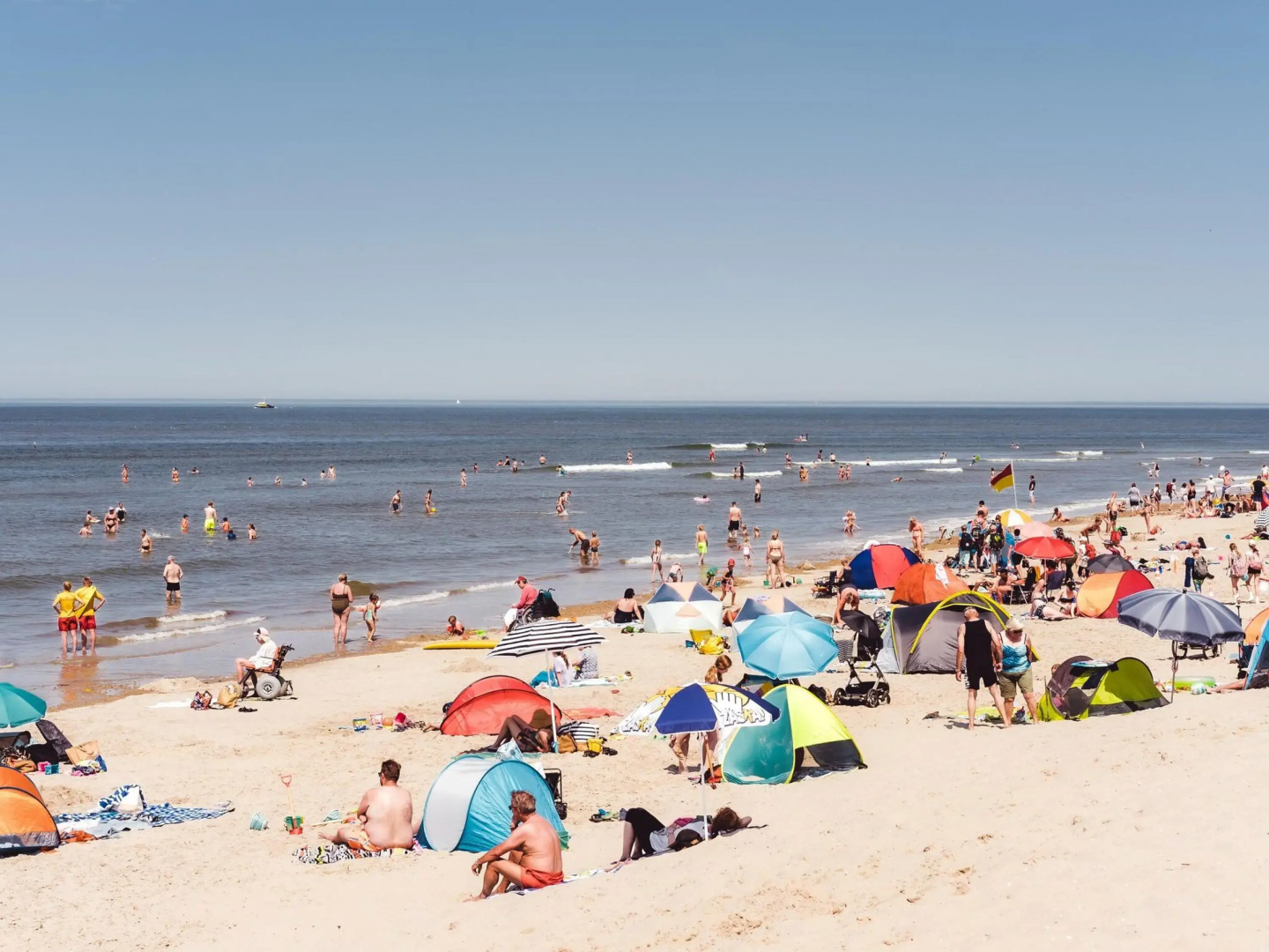 Thatched Holiday Home With two Bathrooms Near the Sea