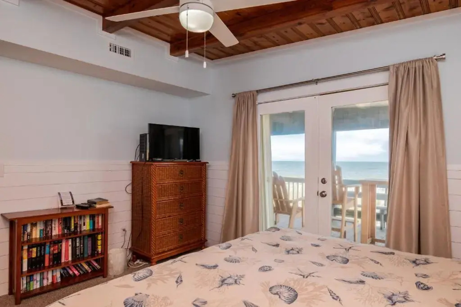 Chill'ax Inn by Oak Island Accommodations