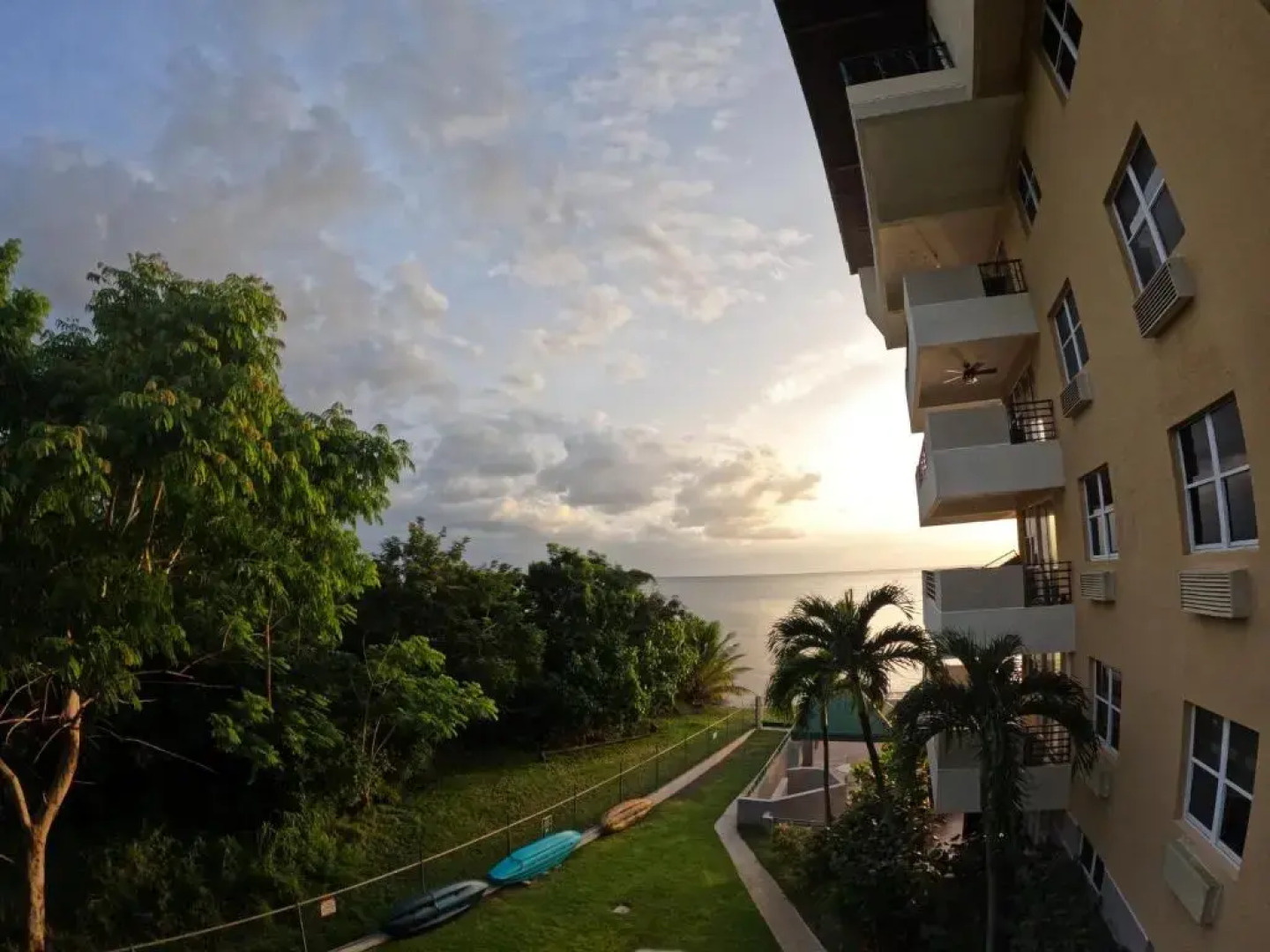 In Joyuda Beach, Apartment with Pool & Basketball Court