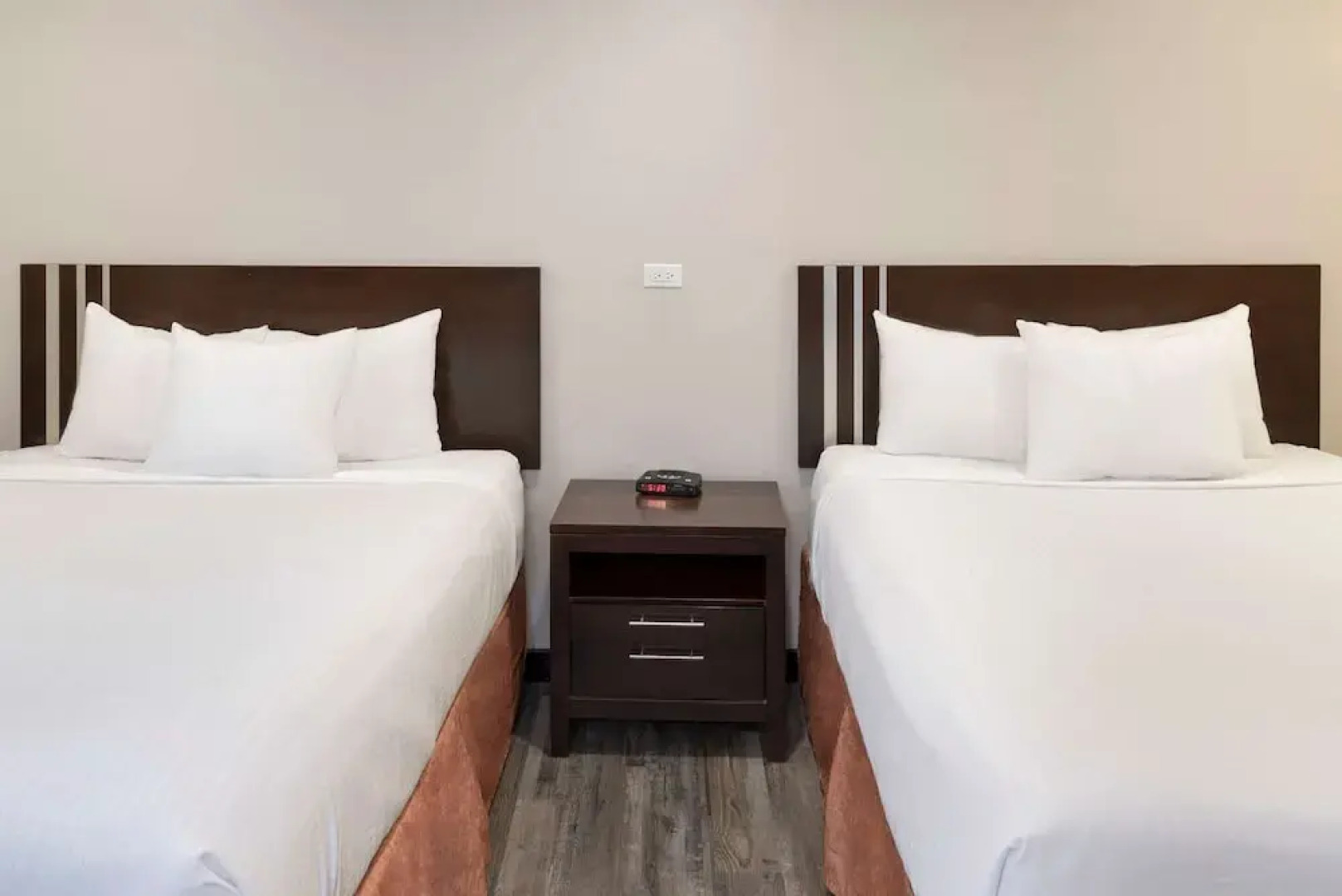 Econo Lodge Inn & Suites