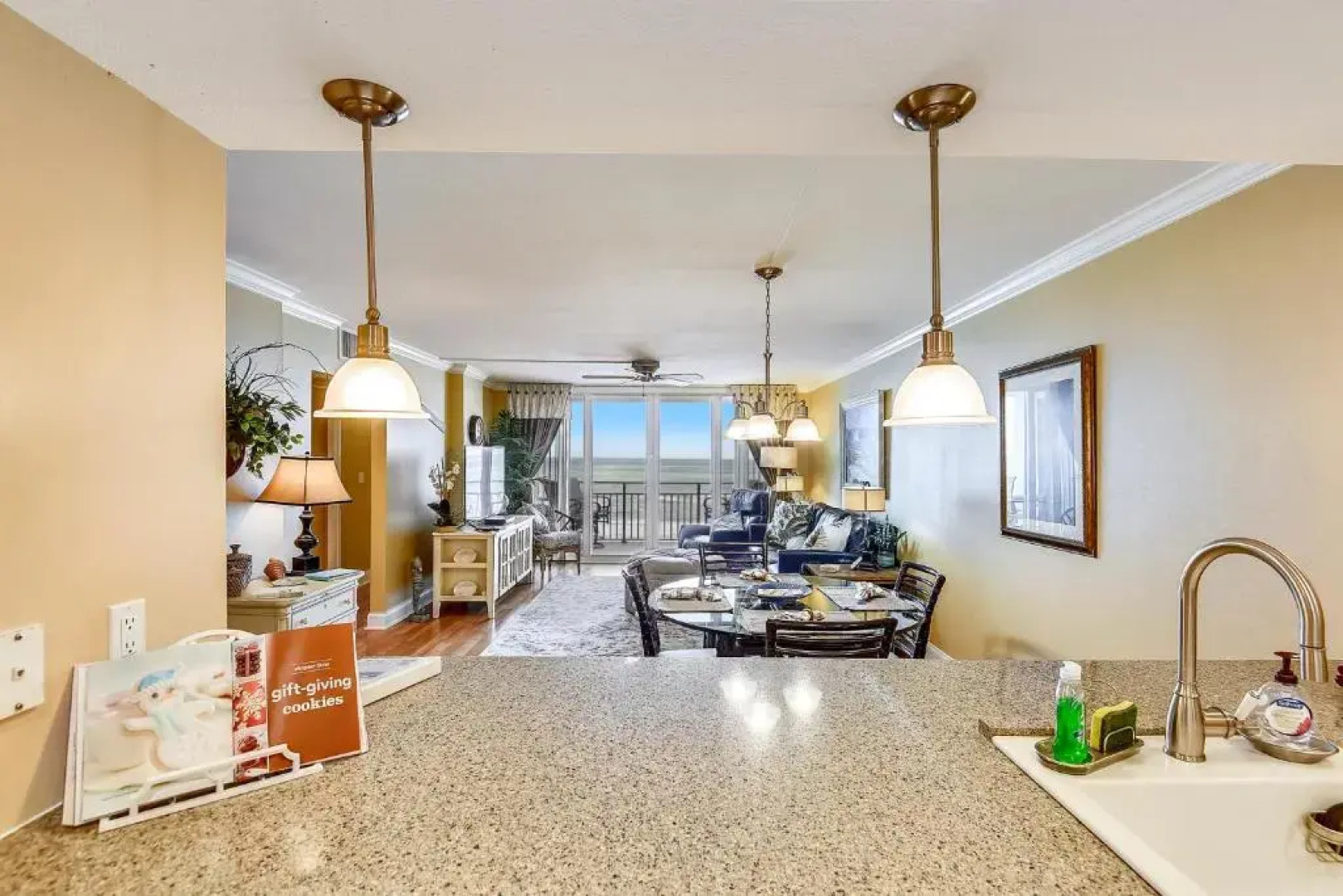 Pat's Paradise - 7030N