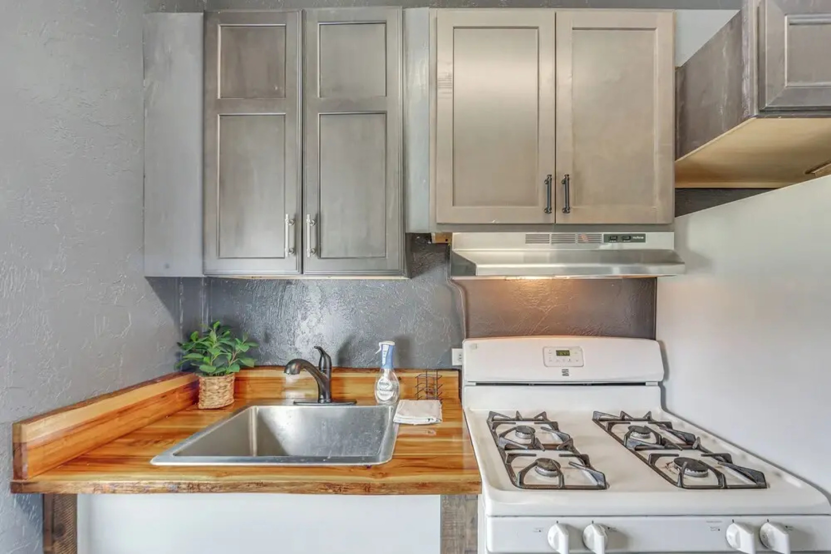 Updated New Kensington Home w/ Deck: 22 Mi to Pgh!