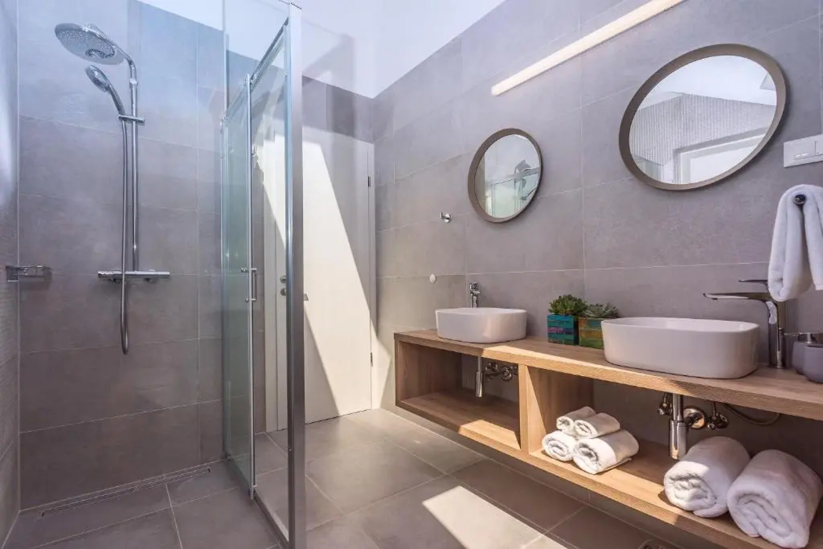 Villa Diva with 7 bedrooms, heated pool, sauna and fun zone, sea views