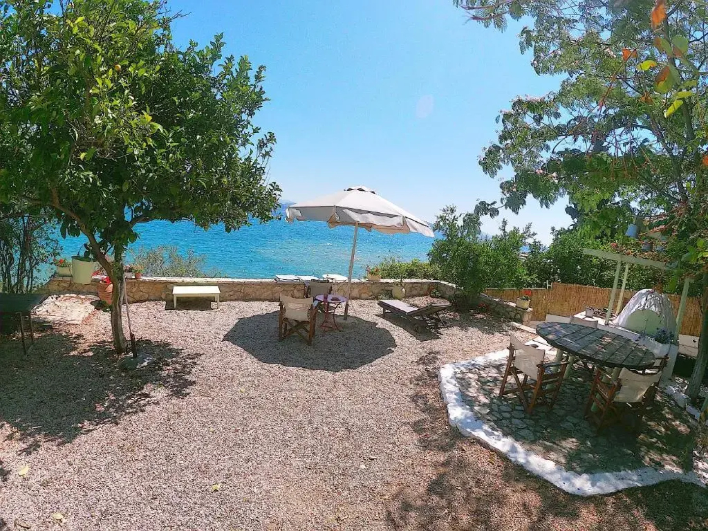 KIVERI 1876 traditional seafront cottage