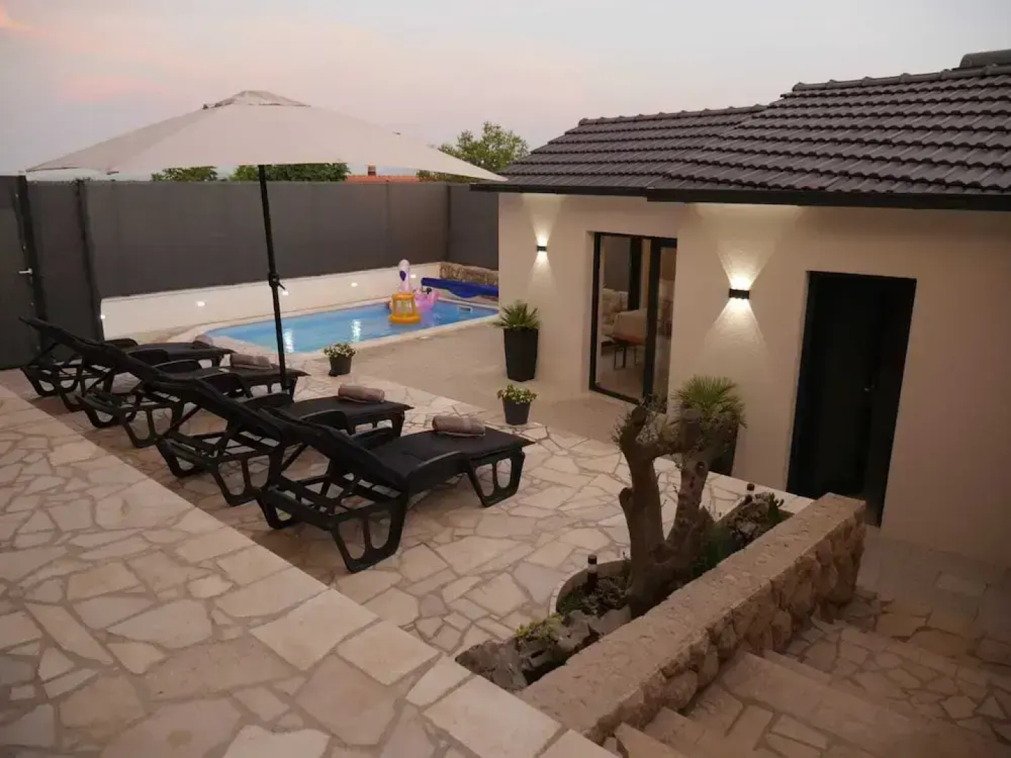 Shadesofblue M & M Sleeps 4 With Pool