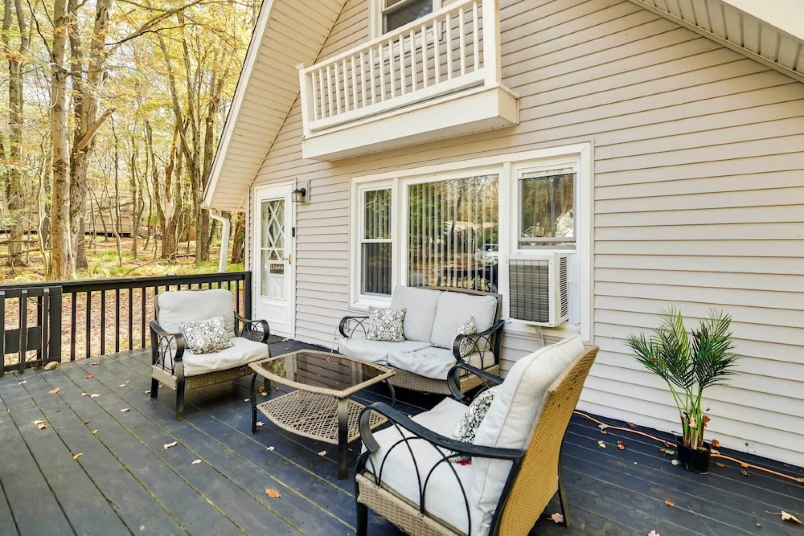 Pet-friendly Cabin w/ Hot Tub in Pocono Lake!