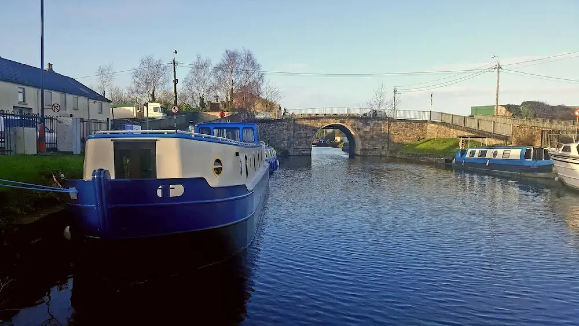 Roisin Dubh Houseboat