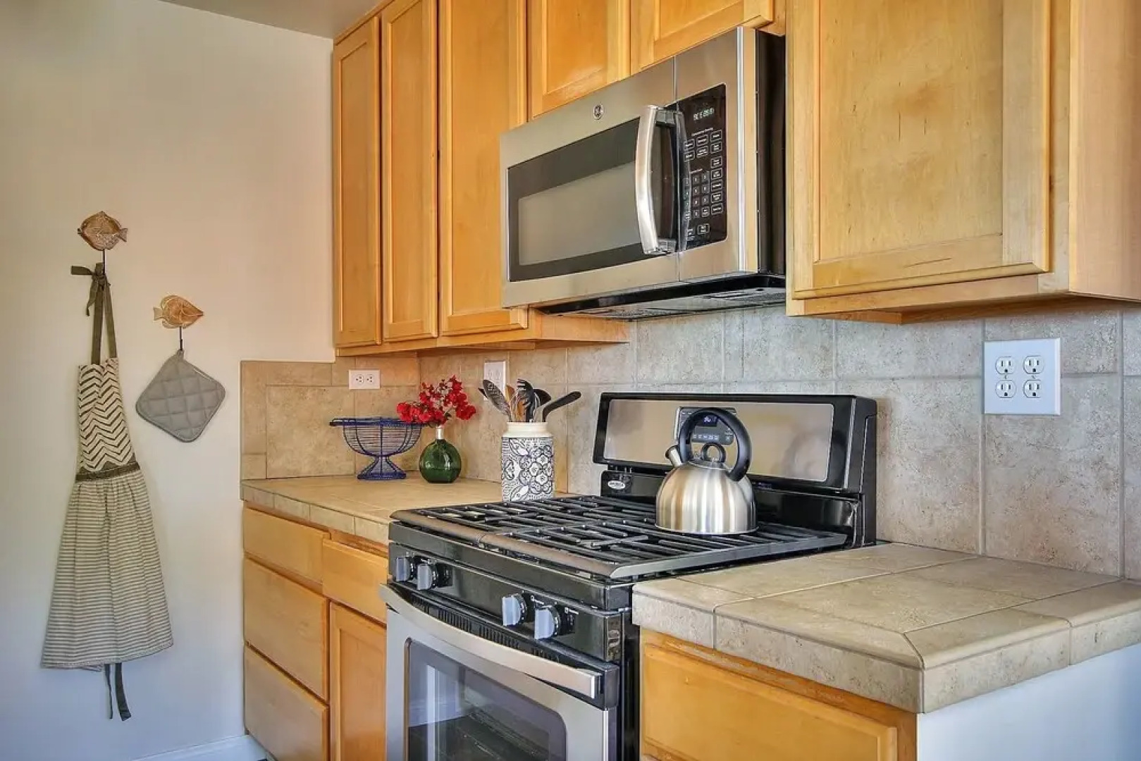 Summerland Ocean View Cottage by RedAwning