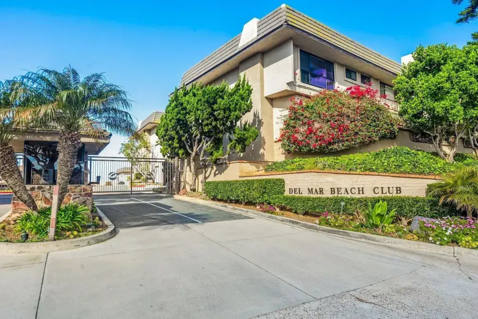 Dmbc 823b 2 Bedroom Condo by RedAwning