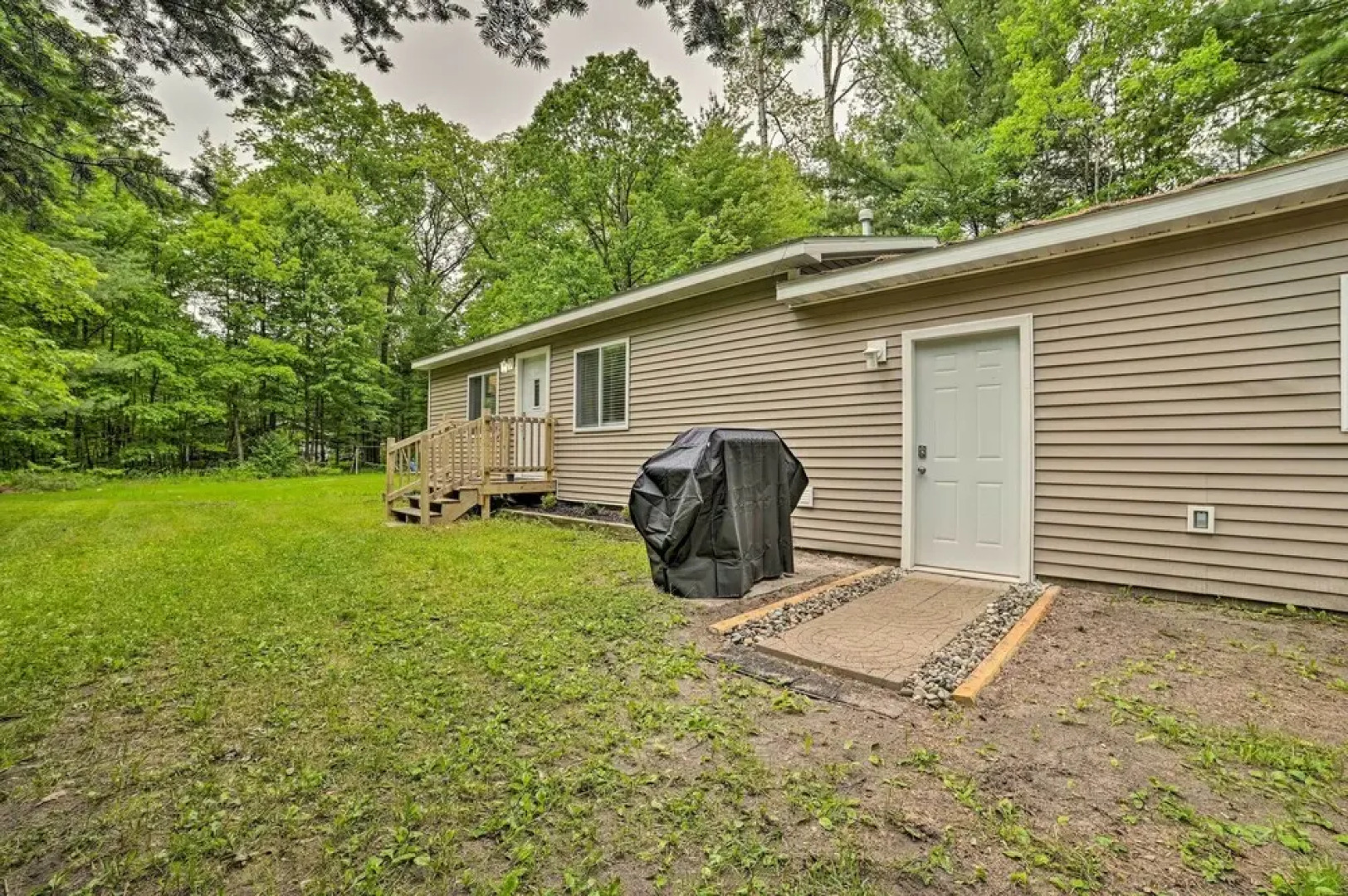 Vacation Rental In-between Houghton & Higgins Lake