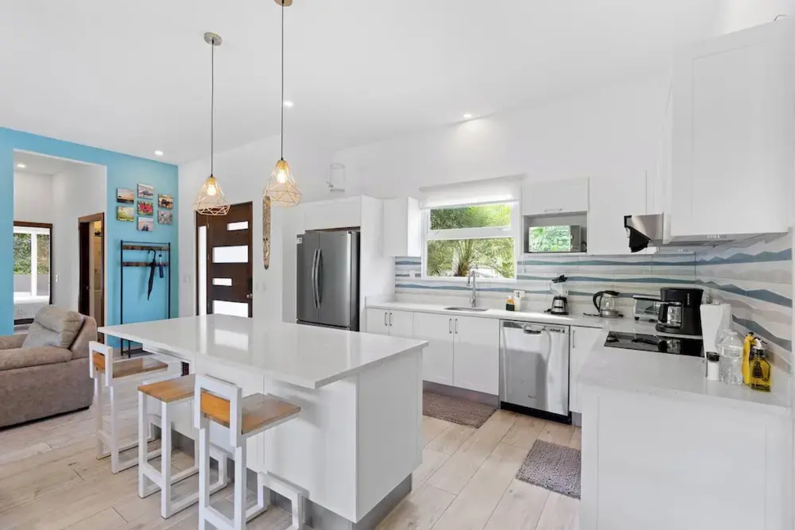 Luxurious Home with Bright, Modern Design and Private Infinity Pool in High-End Community