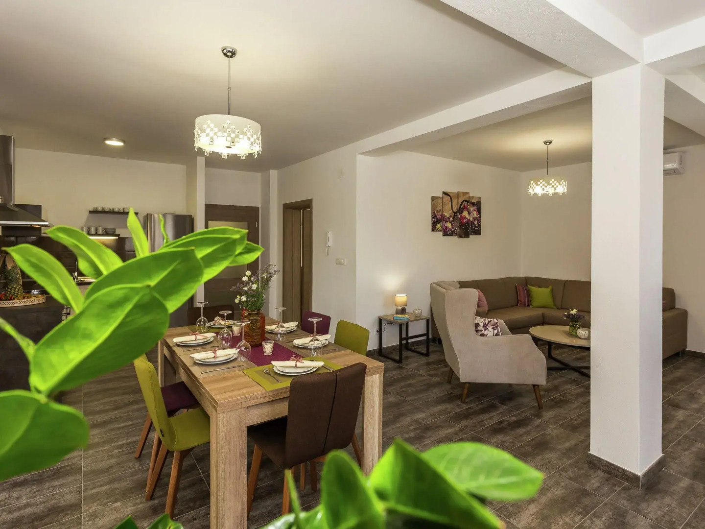 Modern apartment, private terrace, shared heated pool, near Trogir and Split