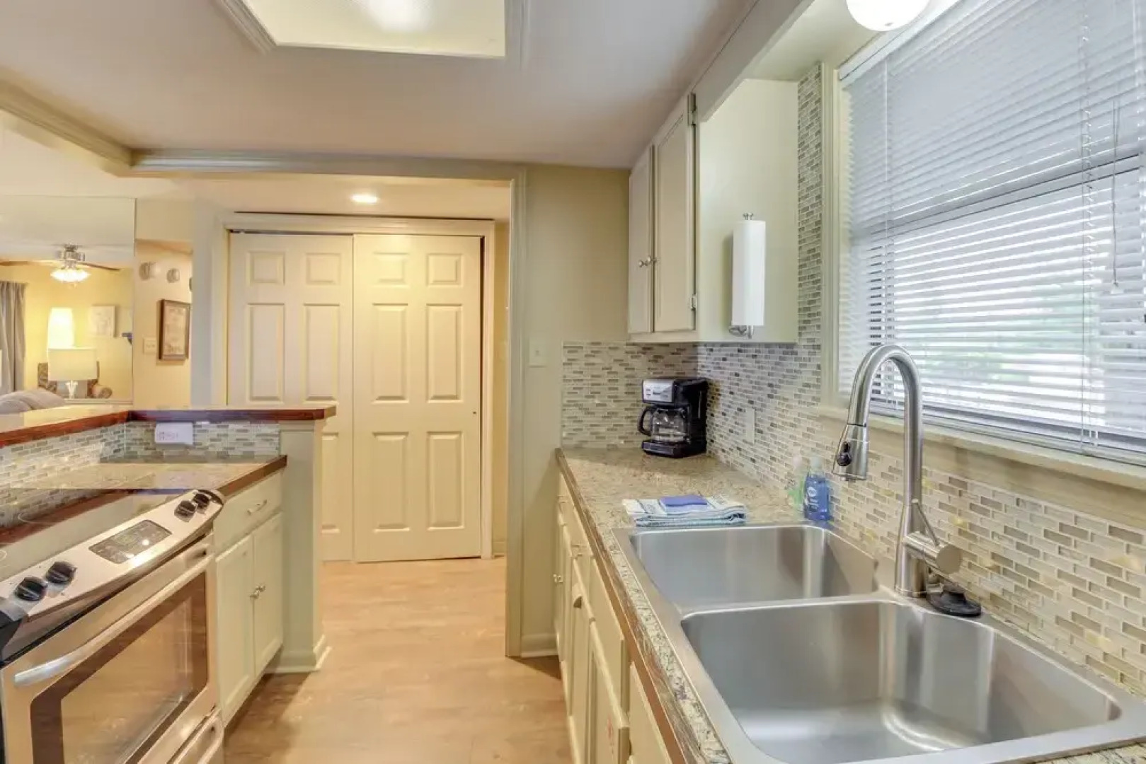 Lake Hamilton River-view Retreat w/ Pool Access