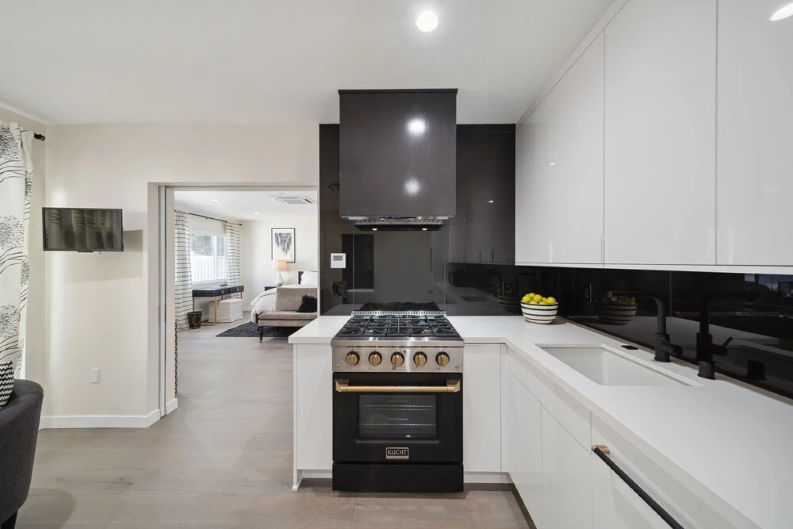 Chic Executive - Historic Floral Park Guest House 1 Bedroom Bungalow by Redawning