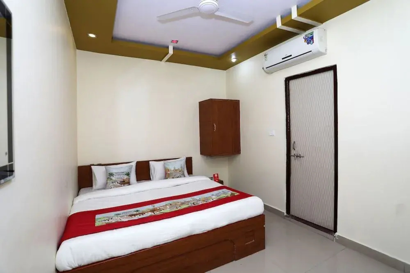 OYO 10413 Hotel Royal Plaza