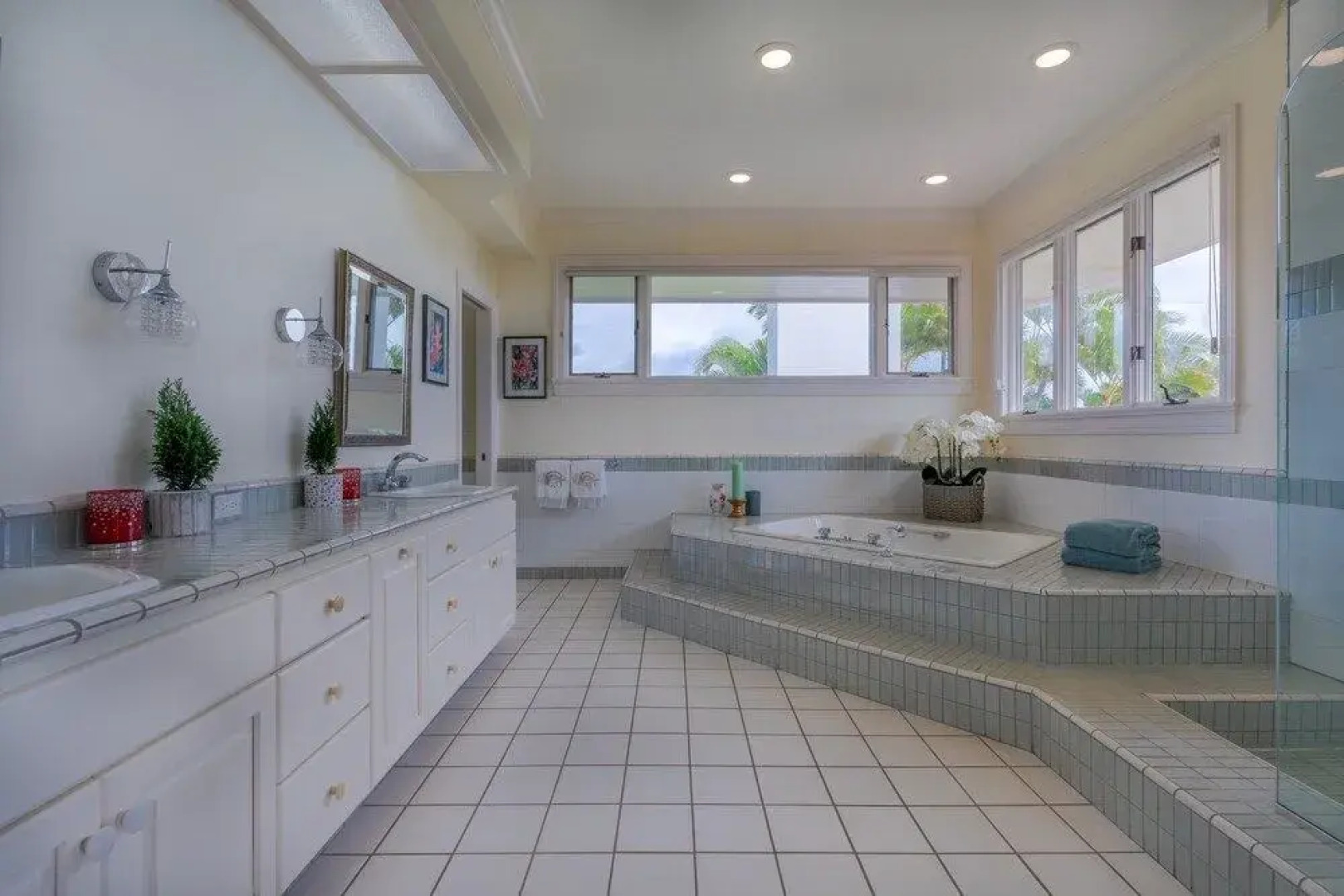 Pau Laka 5 Bedroom Home by RedAwning