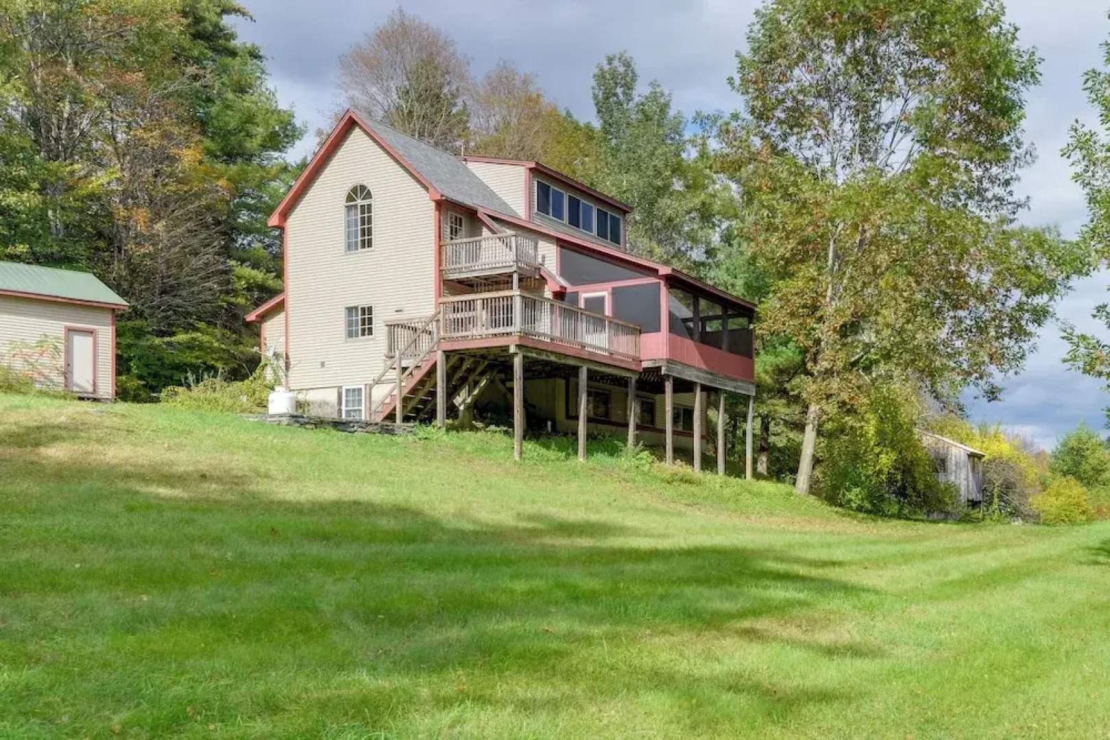 Charming Putney Home: Porch, Grill & Hiking Trails