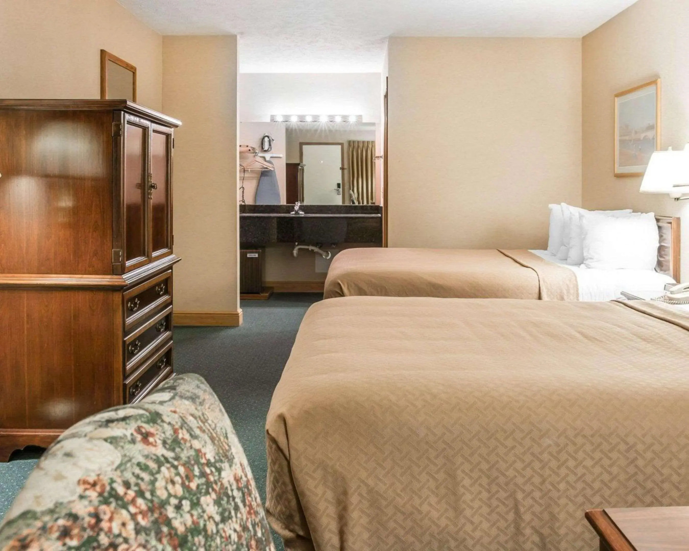 Quality Inn & Suites Mackinaw City Beachfront