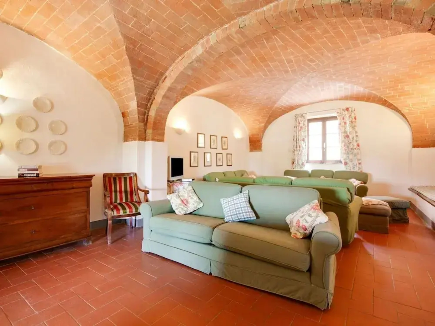 Belvilla by OYO Lavish Farmhouse With Fireplace
