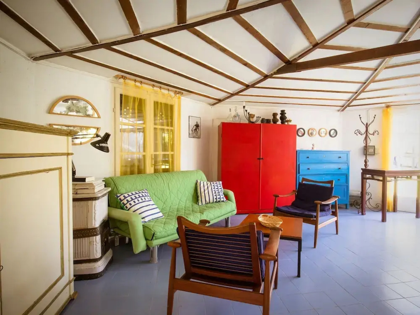 Cottage completely surrounded by a garden, away from traffic noise, close to sea