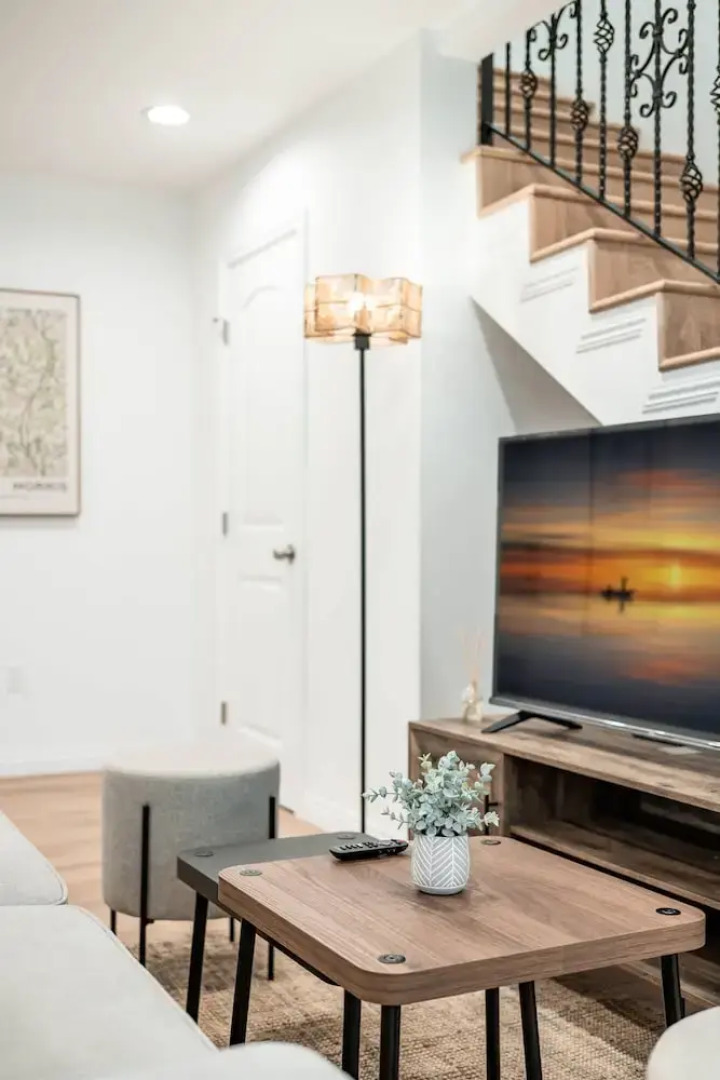 Cozy Modern Stay in Alhambra 30plus Days Welcome