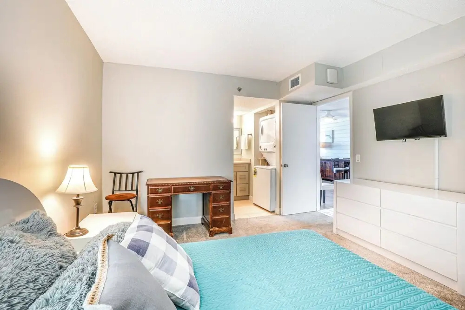 Pool Access & Waterfront Balcony: Hudson Condo!