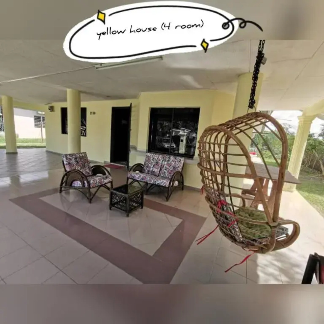 Pandai dickson Banglow white & yellow house