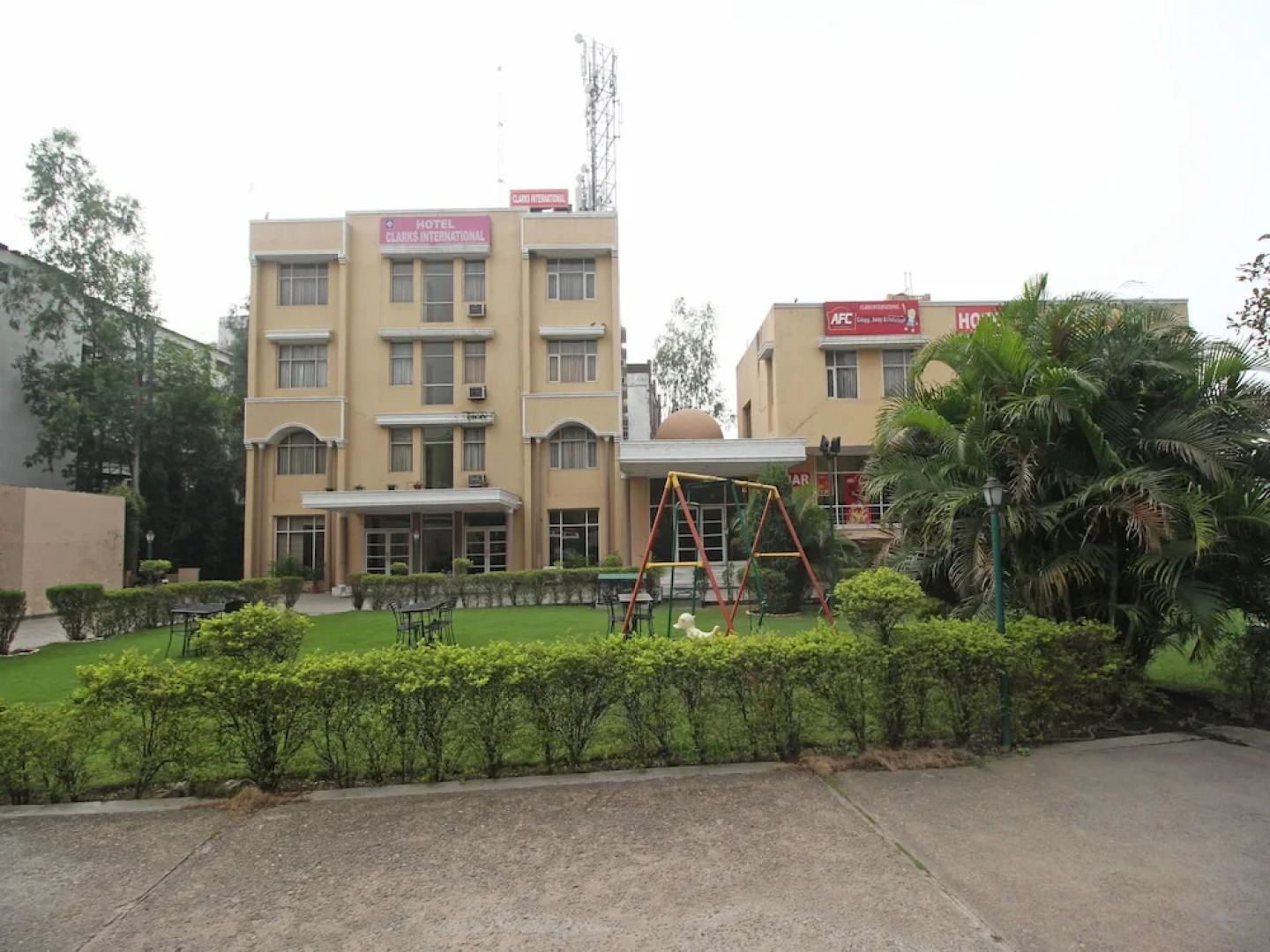 OYO 6977 Hotel Clarks