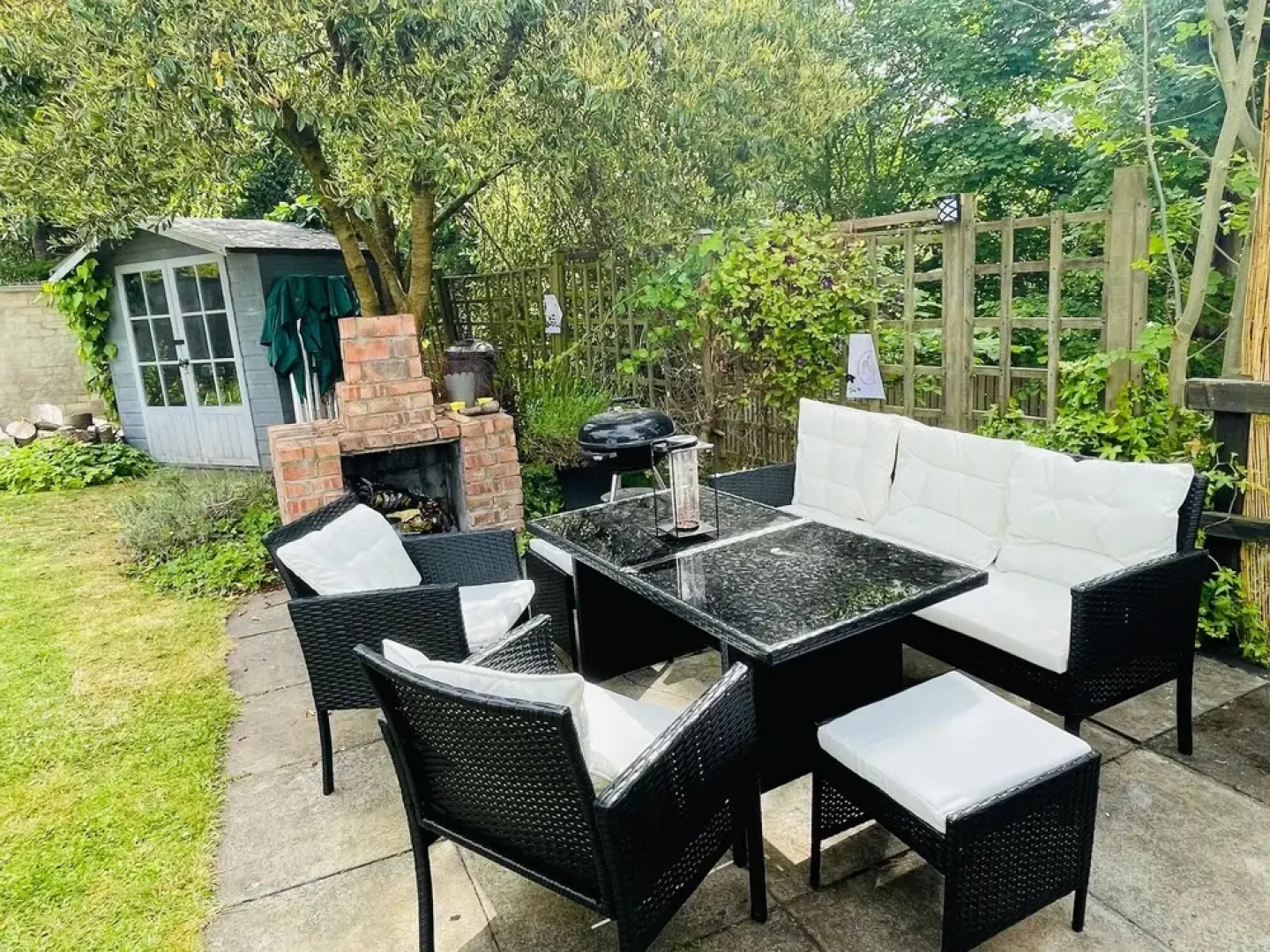 5 Bedrooms/sleeps 10-12/free Wifi & Parking/garden