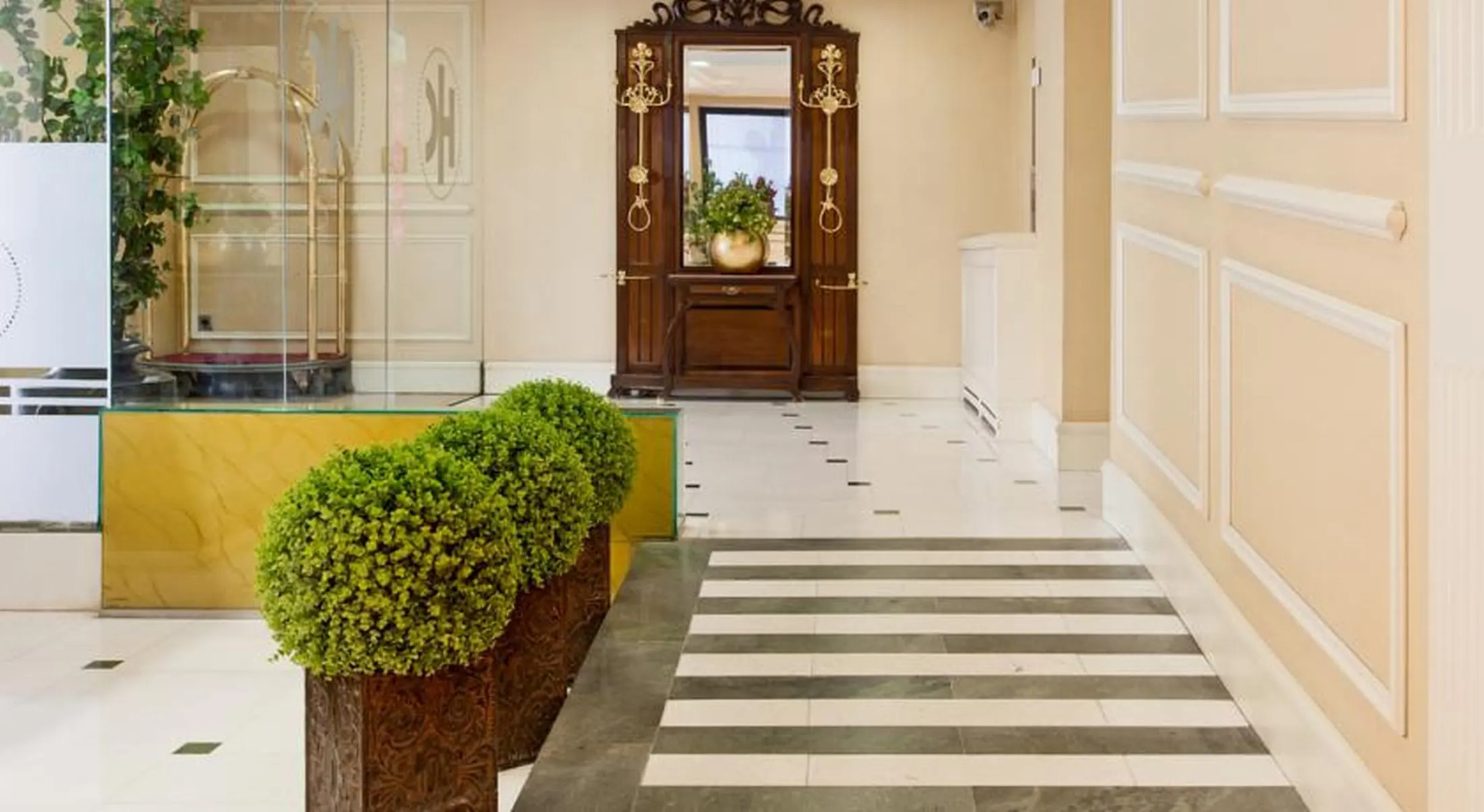 Catalonia Las Cortes Hotel