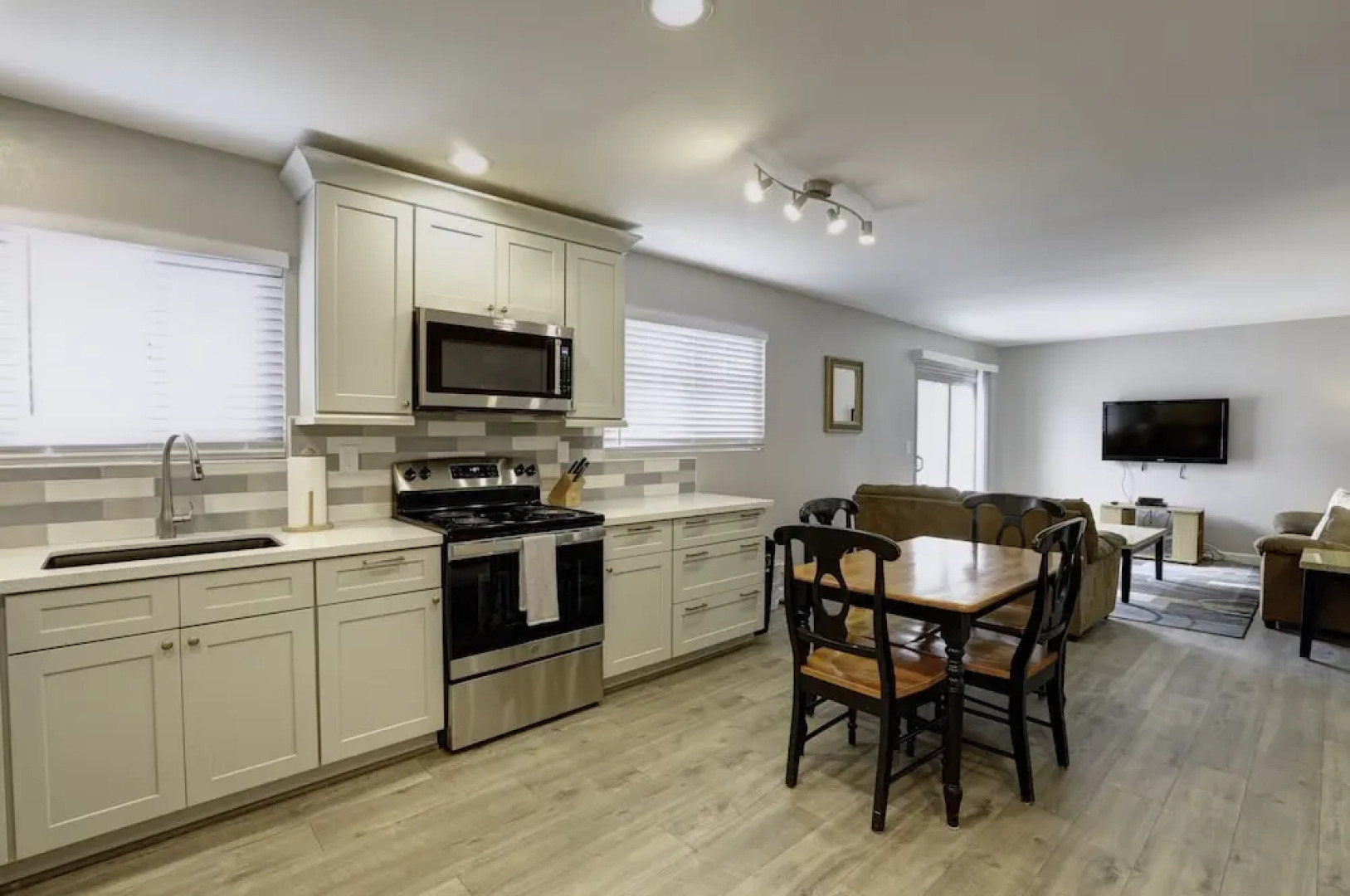 220 #7 Ocean View Ave 2 Bedroom Condo by Redawning