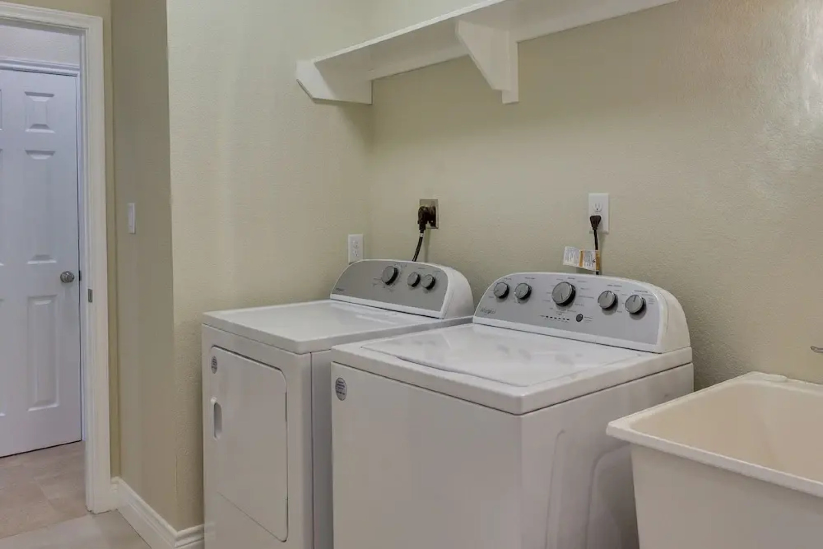 Charming Willis Hideaway < 1 Mi to Lake Conroe!