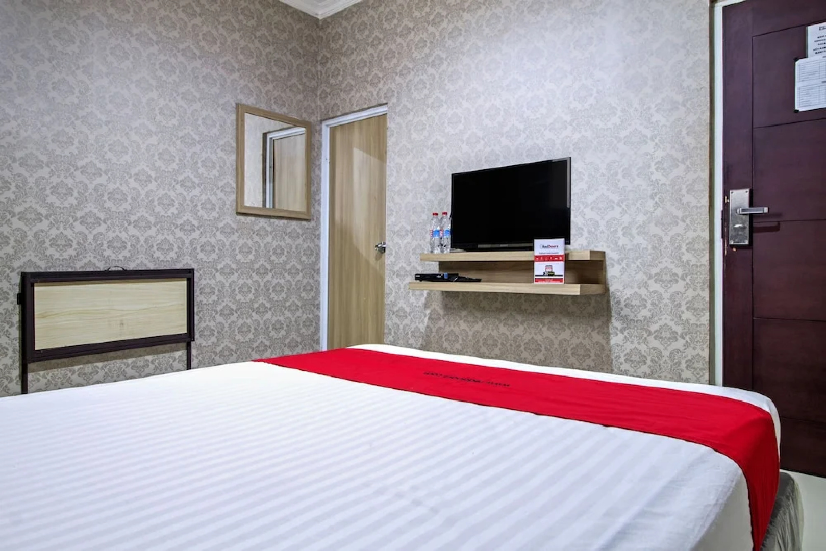 RedDoorz Plus near Lippo Cikarang Mall