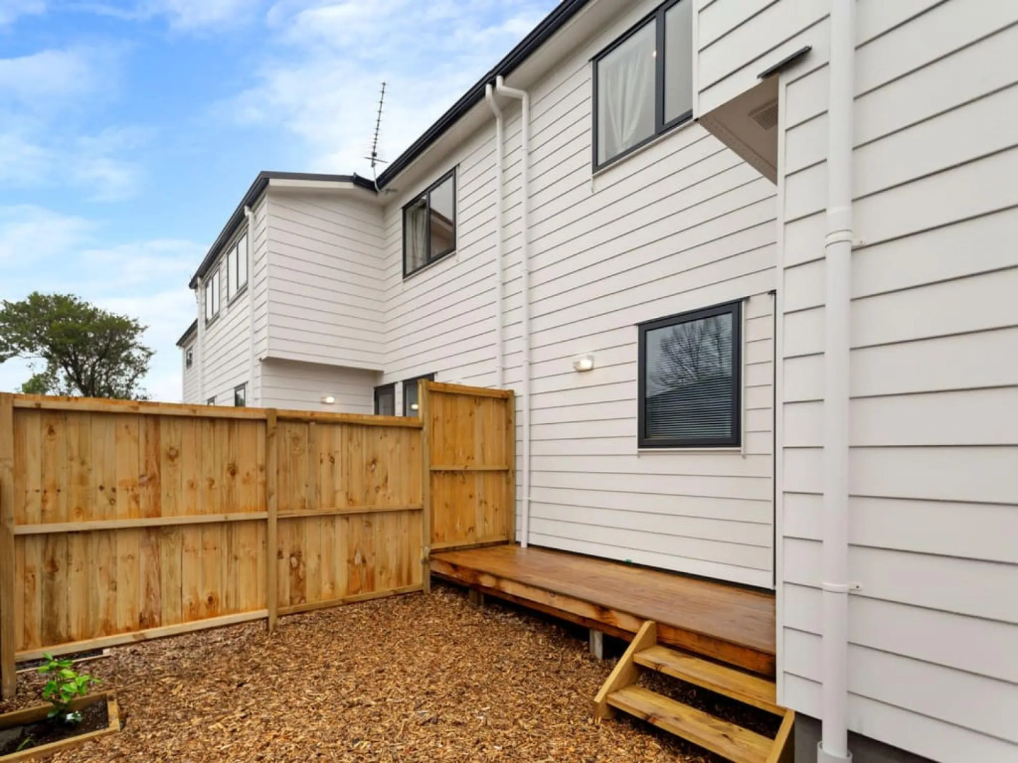 Cheerful Three Bedroom Townhouse With Parking