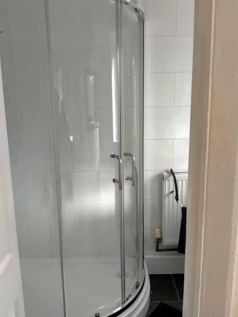 Spacious 3bed House in Walsall With Parking Onsite