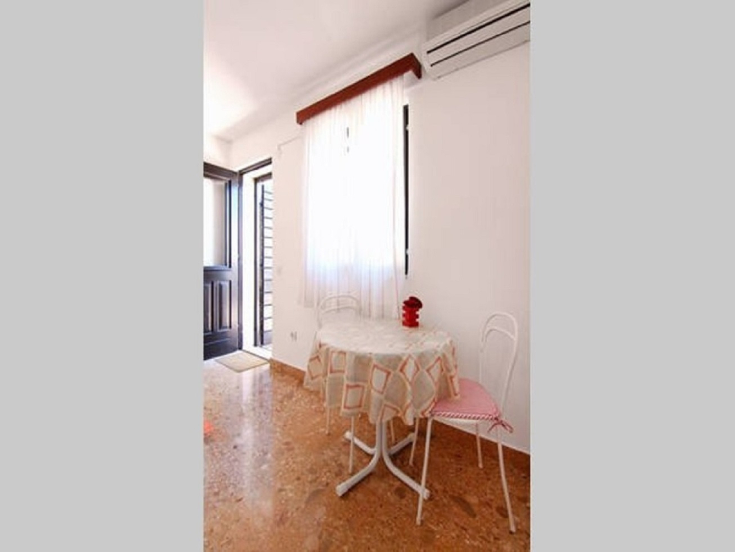 Studio apartment Mat - in a cosy stone house: SA1 Bol, Island Brac