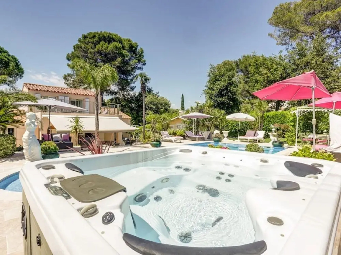 Lavish Villa in Mouans-sartoux With Sauna