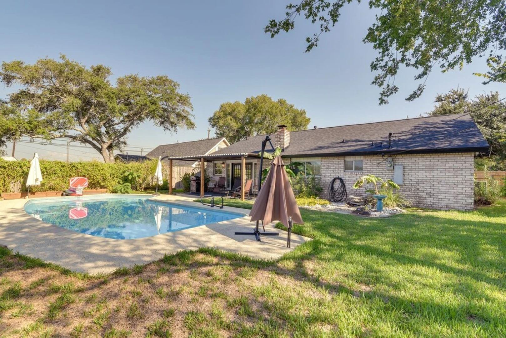 Central Seabrook Home: Pool ~ 2 Mi to Nasa Center!