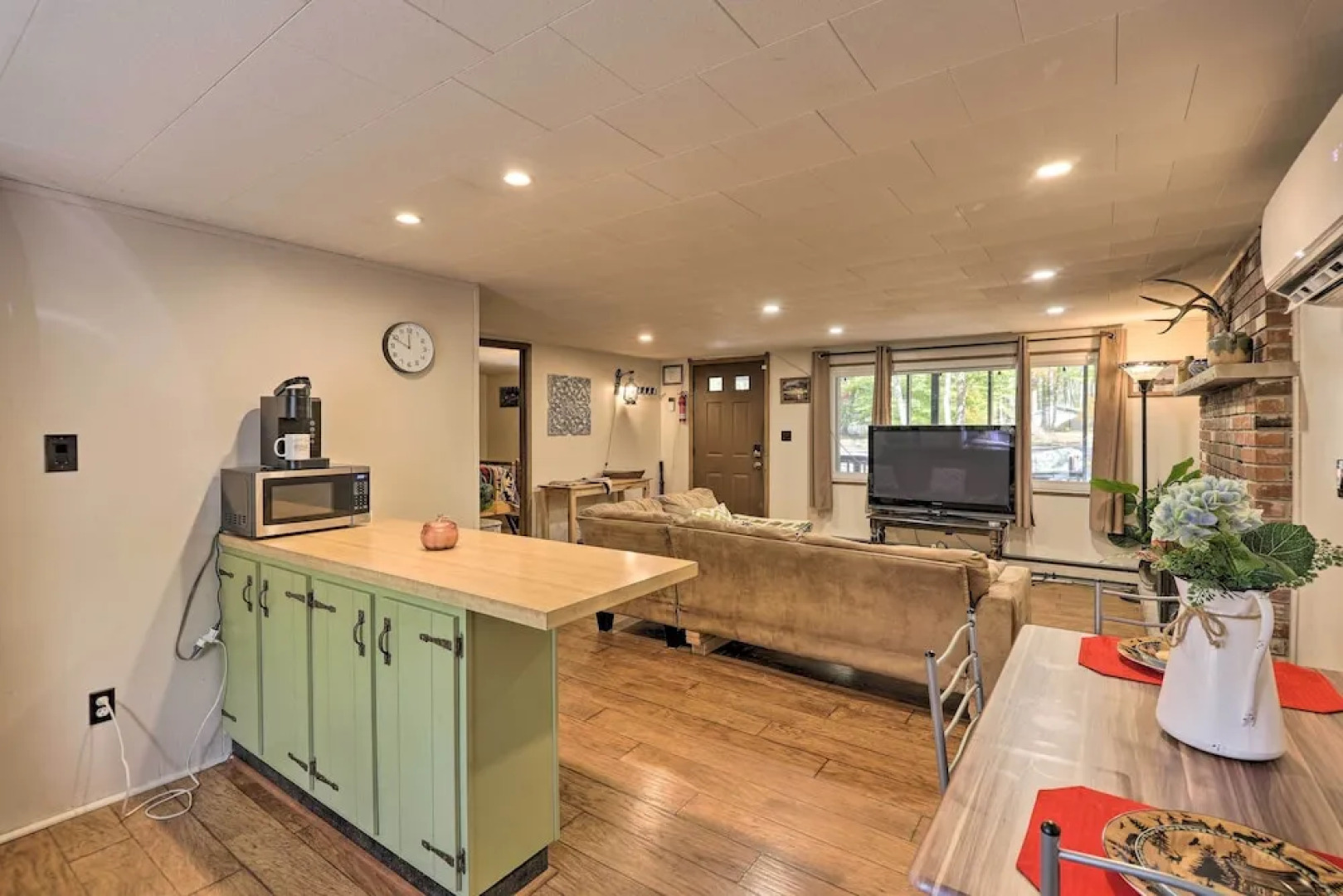 Arrowhead Lake Amenities: Quaint Home w/ Fireplace