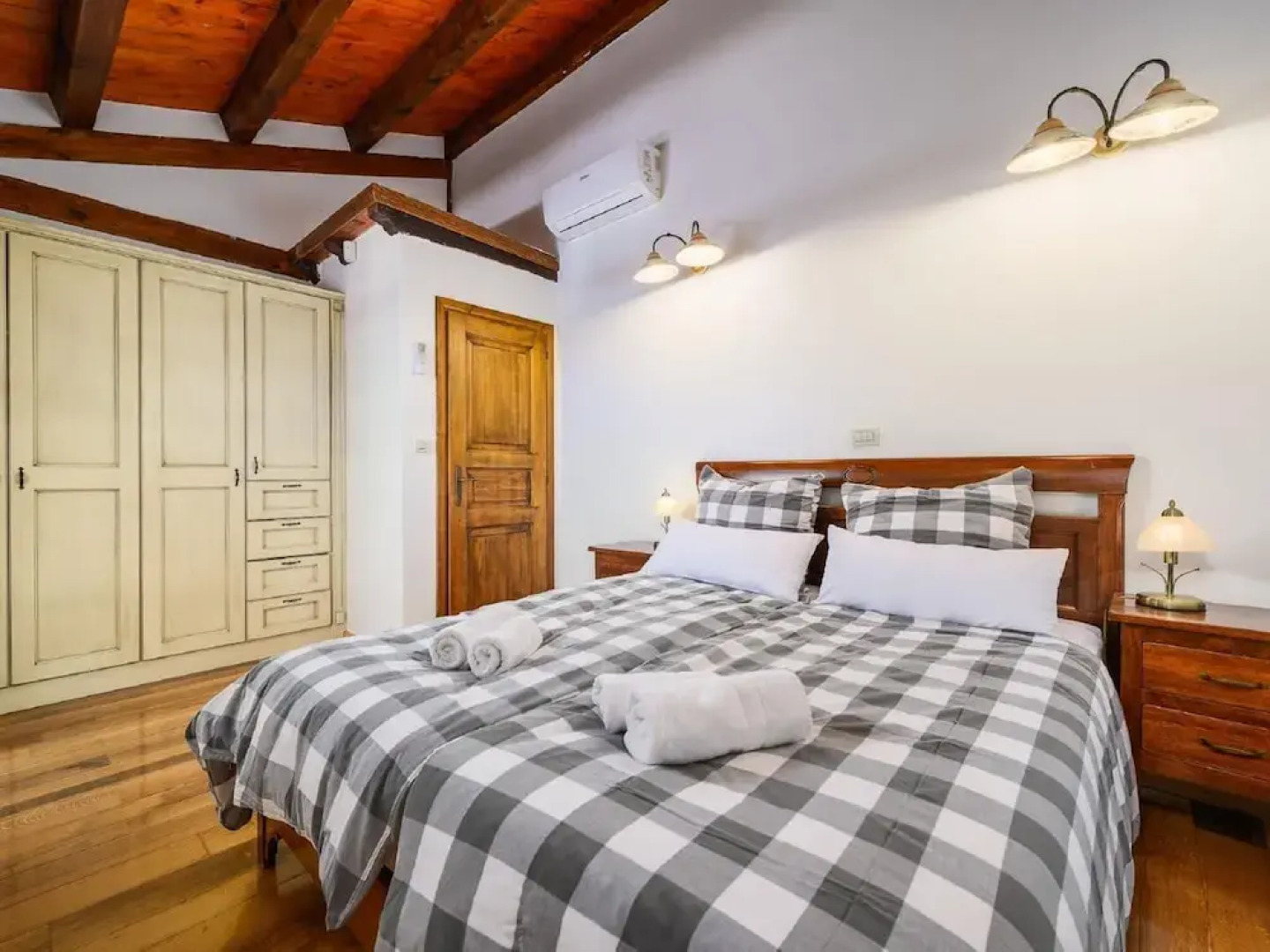 Beautiful Stone Villa in Tinjan With Swimming Pool