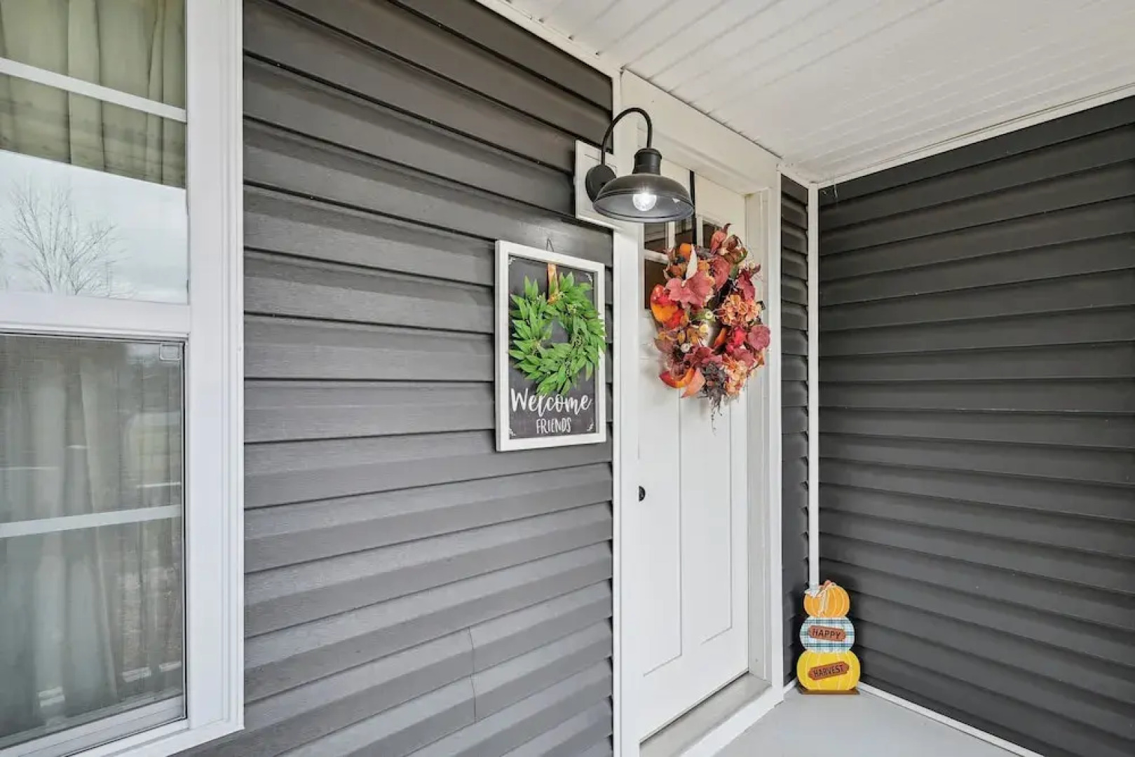 Vine Grove Home w/ Deck, 4 Mi to Saunders Springs!