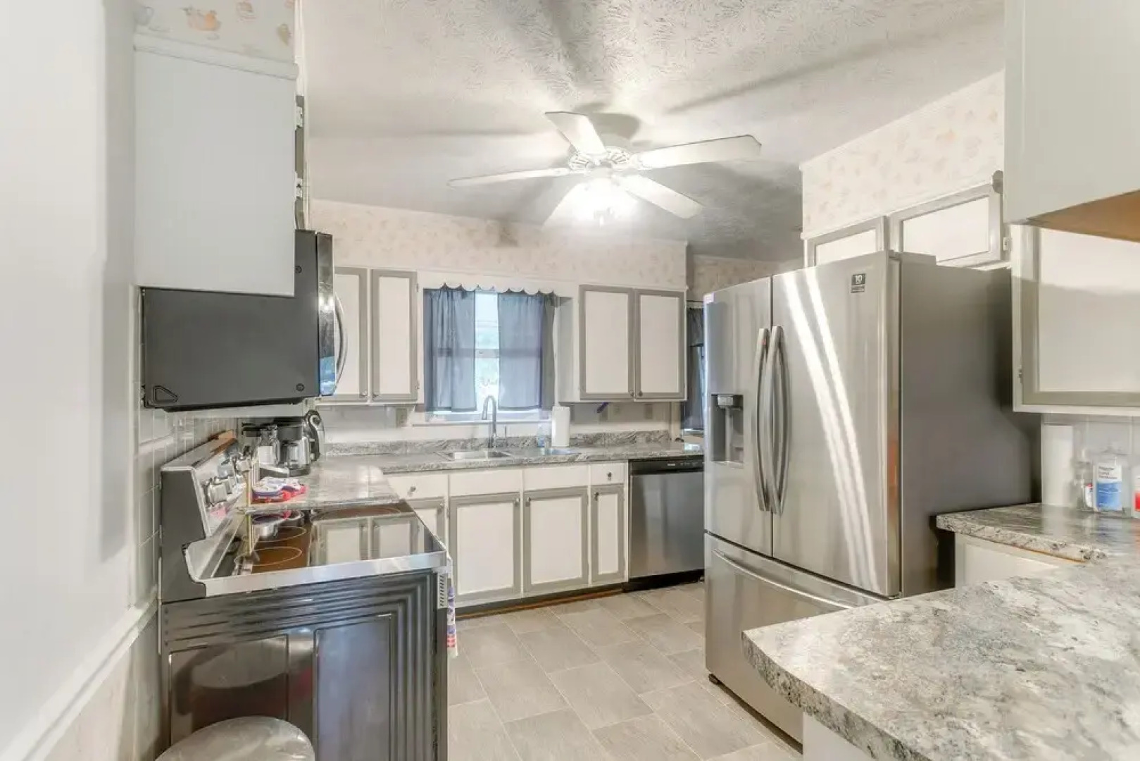 Cozy Waycross House w/ Yard & Screened Patio!