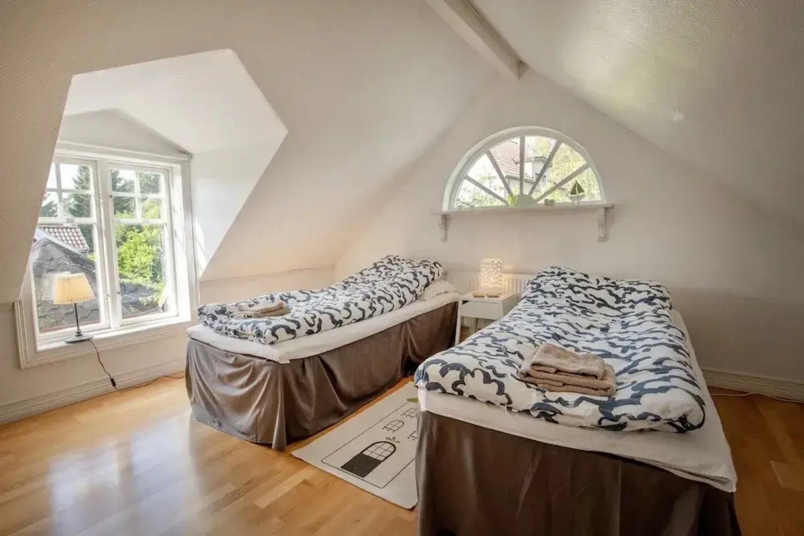 2 Bed House Sleeps 4 With Garden & Free Parking