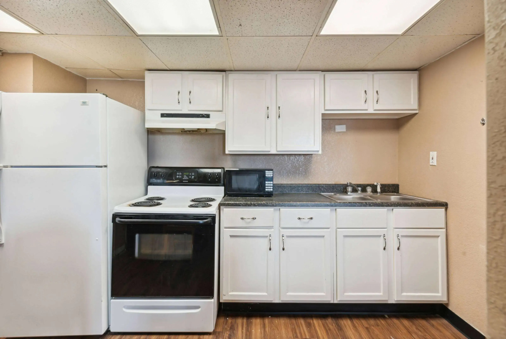 Super 8 by Wyndham Millbury/Toledo