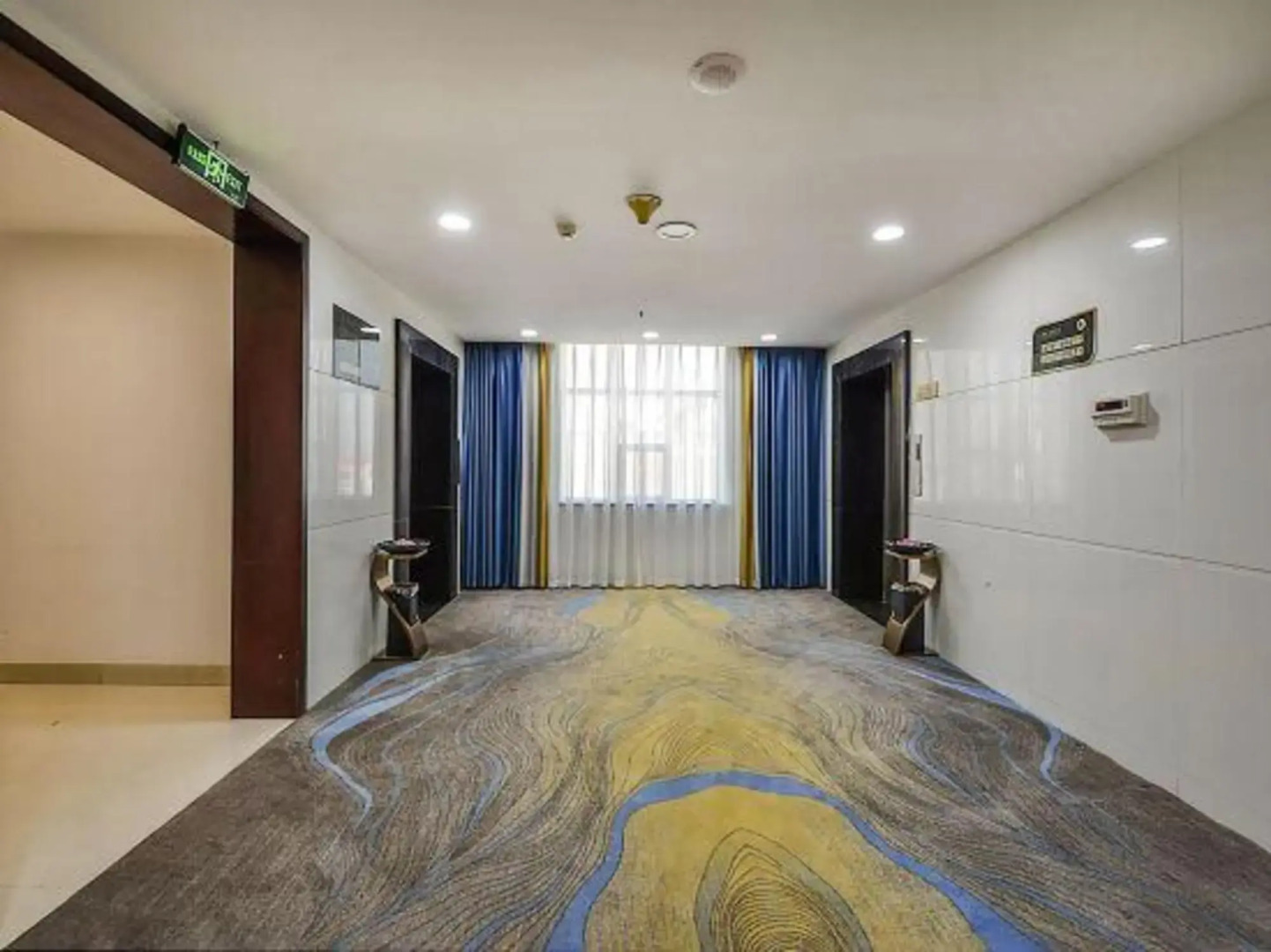 Jinfeng Hotel (Louxing Square Spring Garden Pedestrian Street Store)