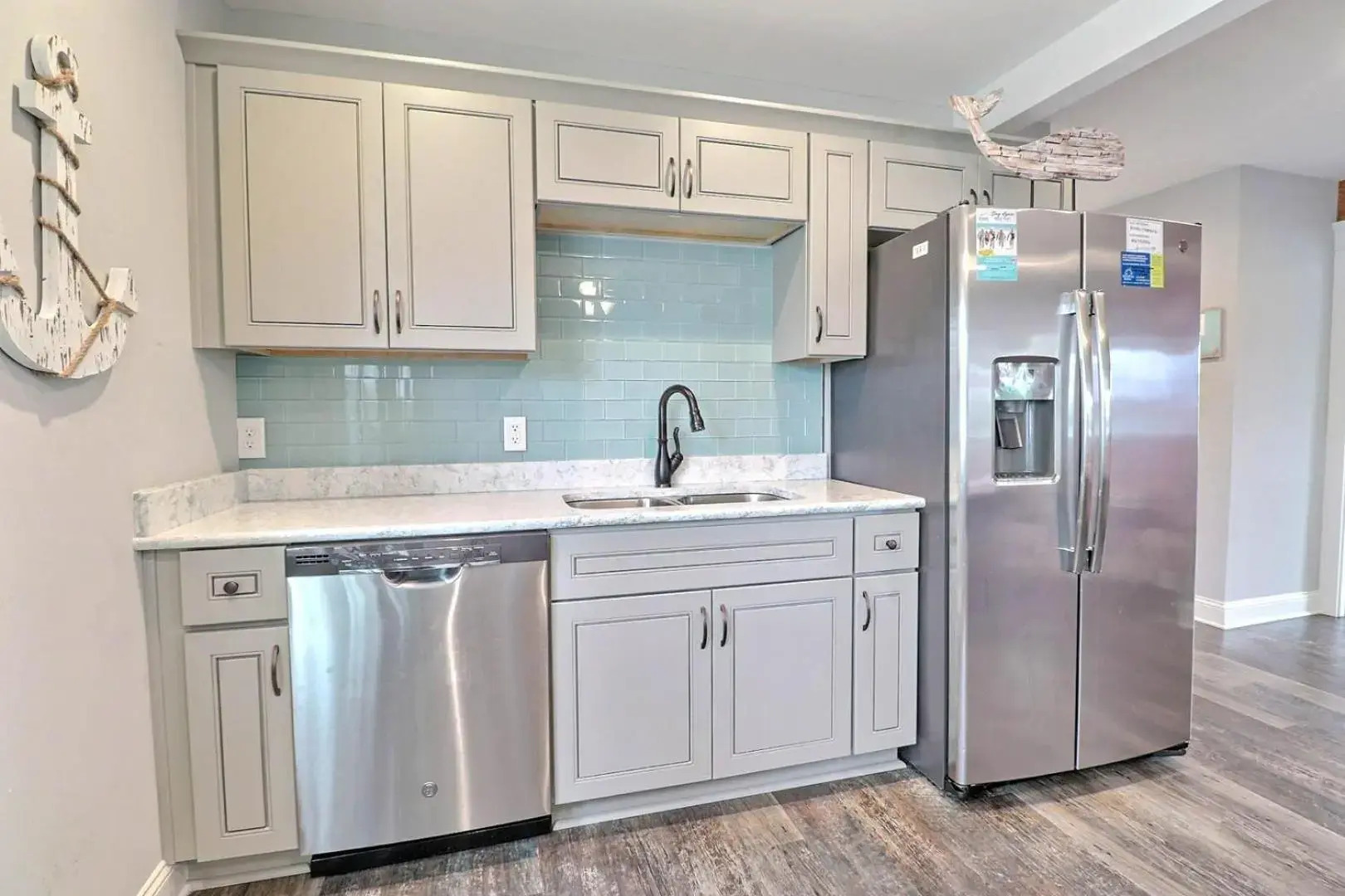 4059 - Bikinis & Martinis