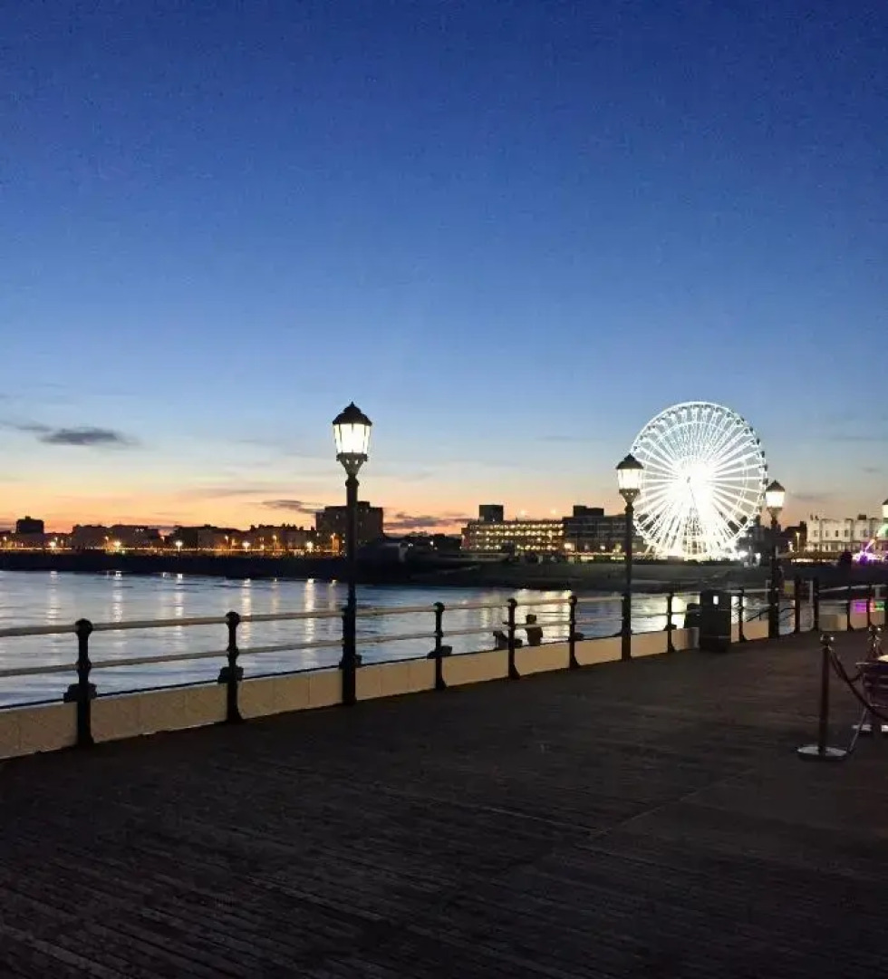 Gorgeous Central Studio with Balcony, 2 mins to Beach and Pier