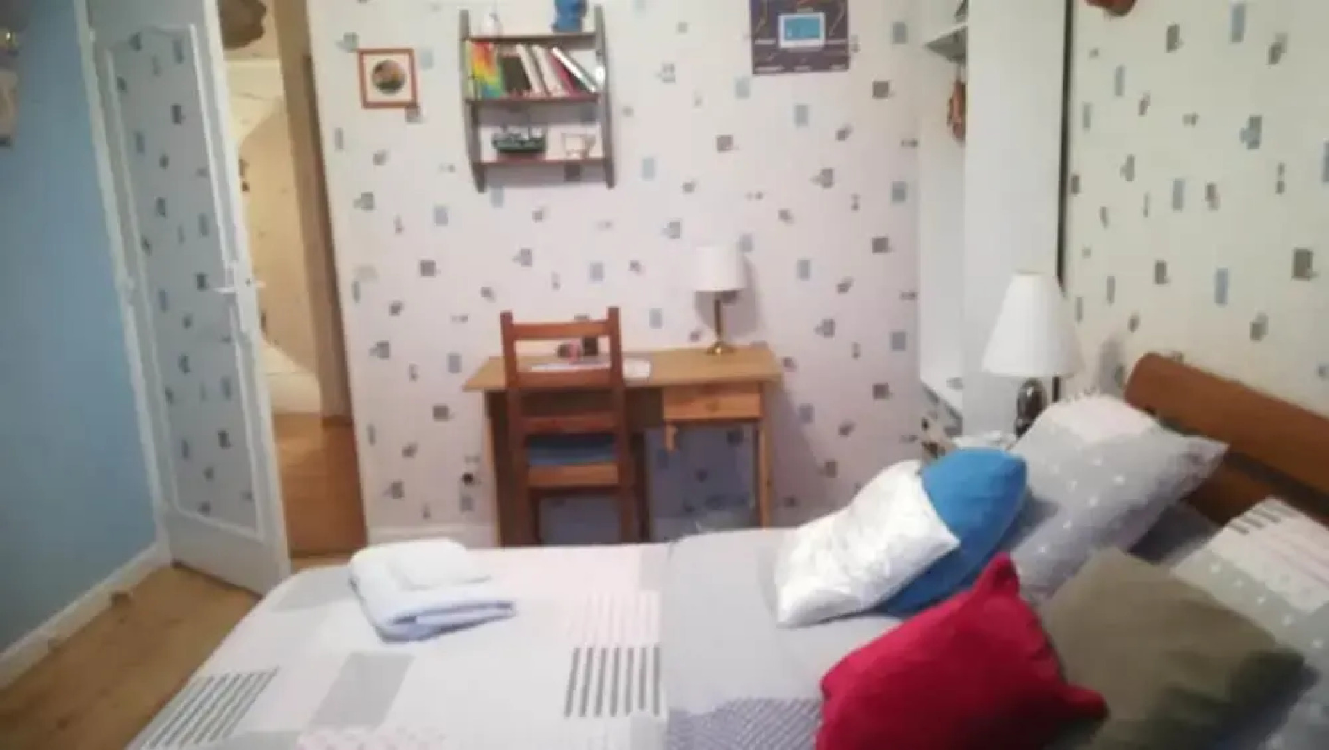 Chambre dans une maison pleine de vie