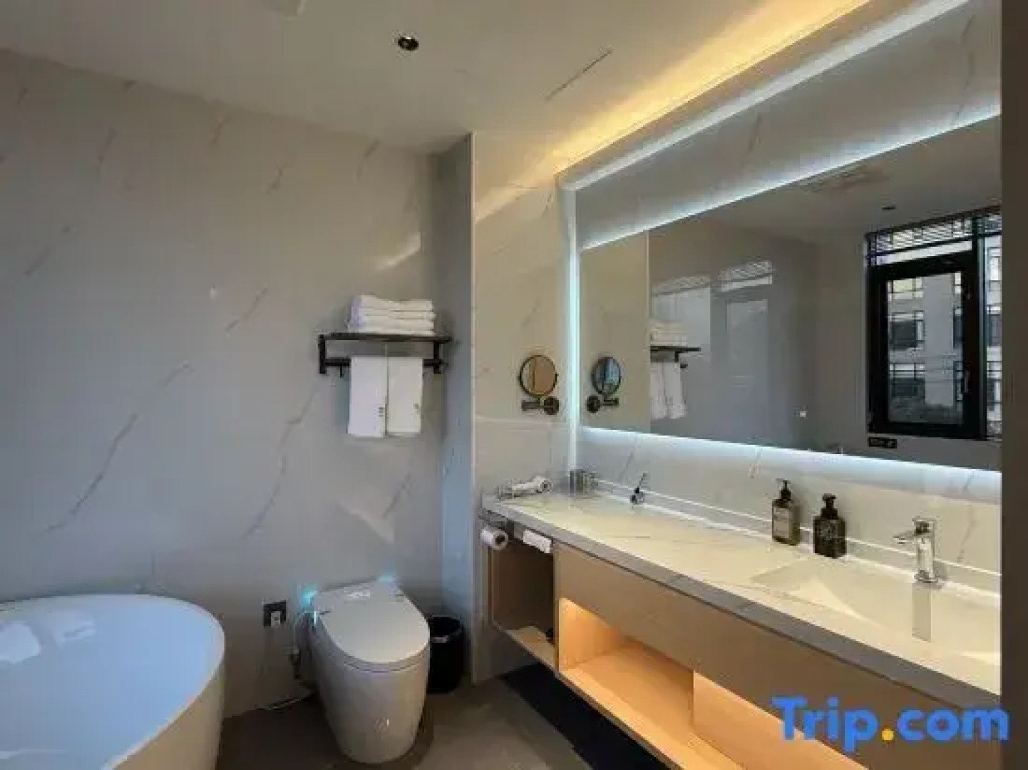 Yinghe Light Luxury Smart Homestay (Hengdian World Studios Store)