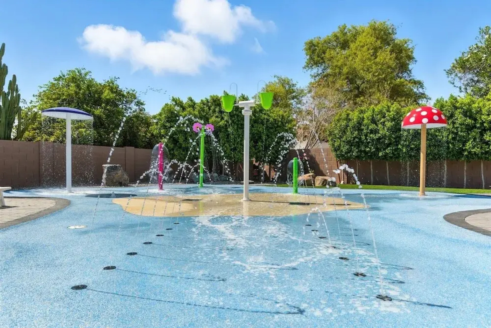 Splash Canyon - Splash Pad & Tons of Games - Gym